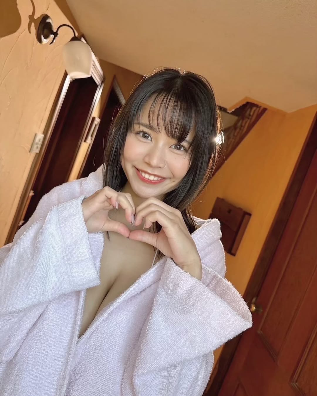 Cosplay nhân vật game phiên bản gợi cảm quá đà, nàng hot girl bỗng chốc nổi tiếng, hóa ra là cái tên "quen thuộc"- Ảnh 4.