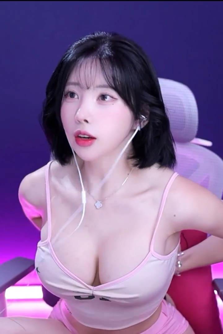 Nữ streamer lên mạng “nói nhảm” vẫn thu hút triệu view, nhiều streamer chỉ dựa vào “nhan sắc để nổi tiếng”?- Ảnh 3. Nữ streamer lên mạng “nói nhảm” vẫn thu hút triệu view, nhiều streamer chỉ dựa vào “nhan sắc để nổi tiếng”?- Ảnh 3.