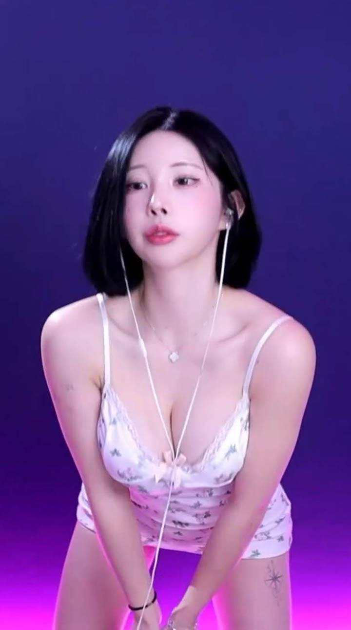 Nữ streamer lên mạng “nói nhảm” vẫn thu hút triệu view, nhiều streamer chỉ dựa vào “nhan sắc để nổi tiếng”?- Ảnh 9. Nữ streamer lên mạng “nói nhảm” vẫn thu hút triệu view, nhiều streamer chỉ dựa vào “nhan sắc để nổi tiếng”?- Ảnh 9.