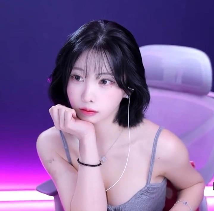 Nữ streamer lên mạng “nói nhảm” vẫn thu hút triệu view, nhiều streamer chỉ dựa vào “nhan sắc để nổi tiếng”?- Ảnh 10. Nữ streamer lên mạng “nói nhảm” vẫn thu hút triệu view, nhiều streamer chỉ dựa vào “nhan sắc để nổi tiếng”?- Ảnh 10.