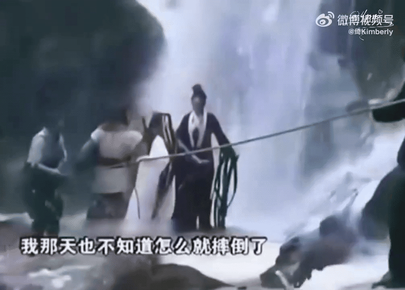 Rùng mình cảnh Lưu Diệc Phi bị thác nước cuốn trôi, 1 tài tử hạng A liều mình nhảy xuống cứu mạng- Ảnh 3.