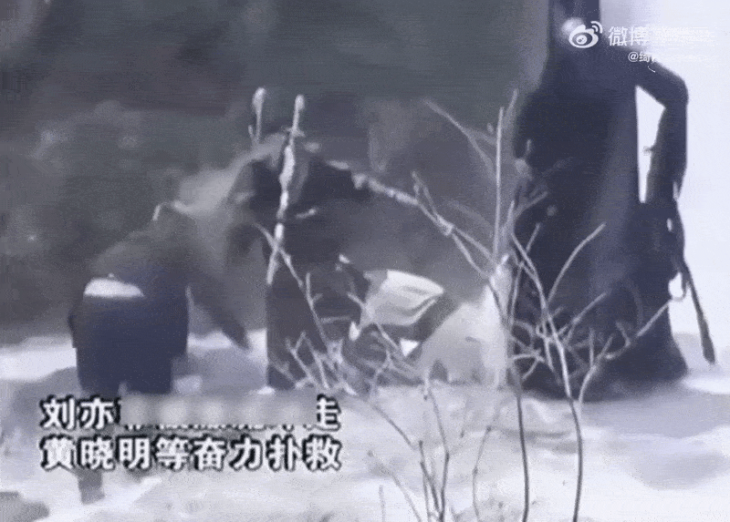 Rùng mình cảnh Lưu Diệc Phi bị thác nước cuốn trôi, 1 tài tử hạng A liều mình nhảy xuống cứu mạng- Ảnh 2.