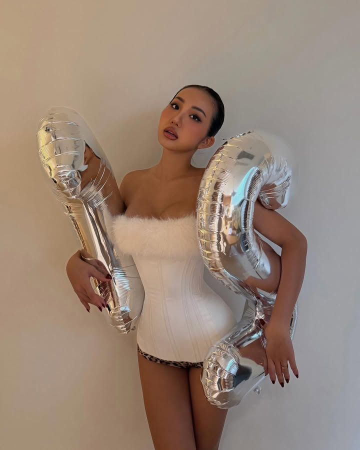 Hậu sinh nhật, hot girl Huyền 2k4 tung bộ ảnh corset không thể táo bạo hơn, khiến fan cũng phải “giật mình”- Ảnh 1. Hậu sinh nhật, hot girl Huyền 2k4 tung bộ ảnh corset không thể táo bạo hơn, khiến fan cũng phải “giật mình”- Ảnh 1.