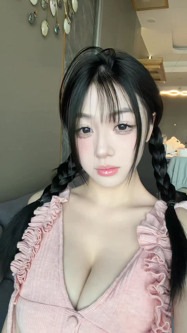 Trần Hà Linh đu trend "hôn vào đây", tung video mới khiến anh em game thủ "gục ngã"- Ảnh 2.