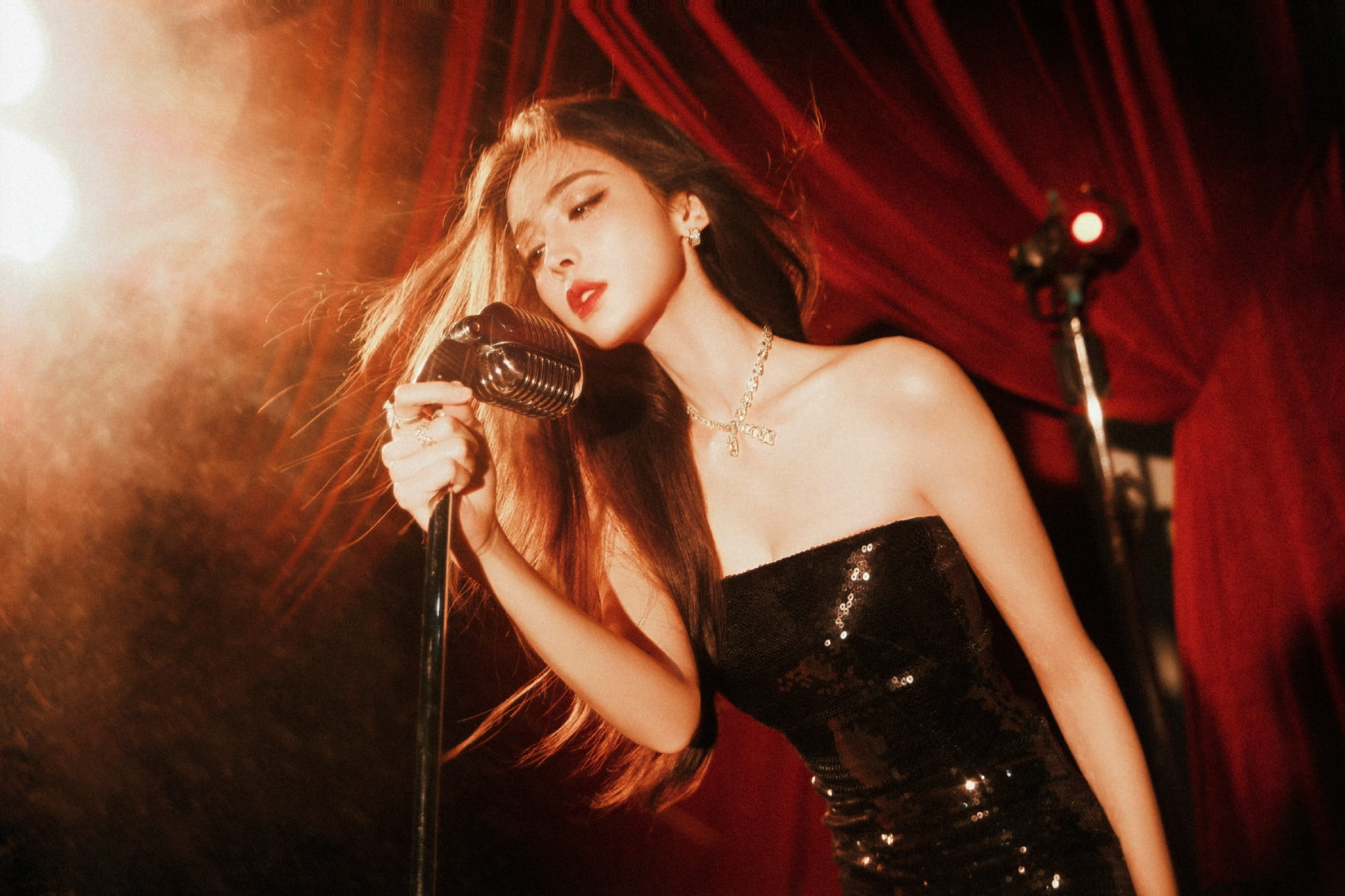 8 triệu người tìm xem mỹ nhân đẹp nhất Tân Cương được Thiên vương đình đám xin chụp ảnh cùng- Ảnh 3. 8 triệu người tìm xem mỹ nhân đẹp nhất Tân Cương được Thiên vương đình đám xin chụp ảnh cùng- Ảnh 3.