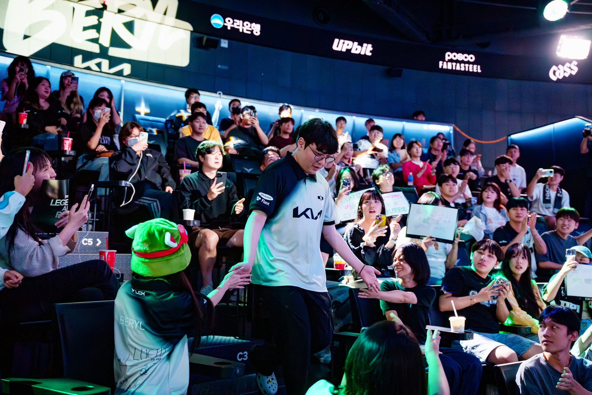 Một cựu vương CKTG chính thức thất nghiệp, xác định luôn tương lai buồn- Ảnh 1.