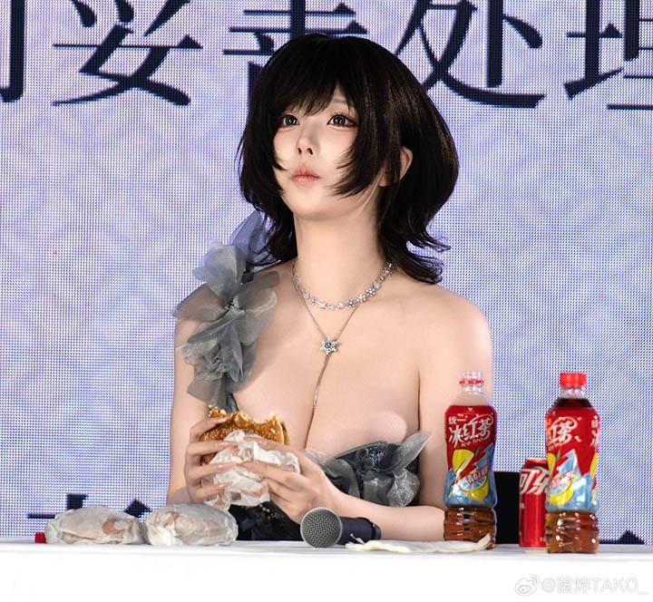 Coser “tier S” Trung Quốc tổ chức sinh nhật như đại minh tinh: Đón khách từ sáng nhưng ký tặng đến tận 12h đêm- Ảnh 3. Coser “tier S” Trung Quốc tổ chức sinh nhật như đại minh tinh: Đón khách từ sáng nhưng ký tặng đến tận 12h đêm- Ảnh 3.