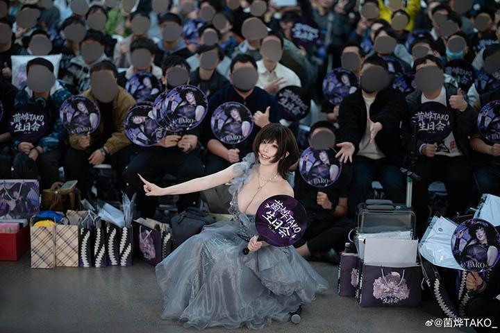 Coser “tier S” Trung Quốc tổ chức sinh nhật như đại minh tinh: Đón khách từ sáng nhưng ký tặng đến tận 12h đêm- Ảnh 4. Coser “tier S” Trung Quốc tổ chức sinh nhật như đại minh tinh: Đón khách từ sáng nhưng ký tặng đến tận 12h đêm- Ảnh 4.