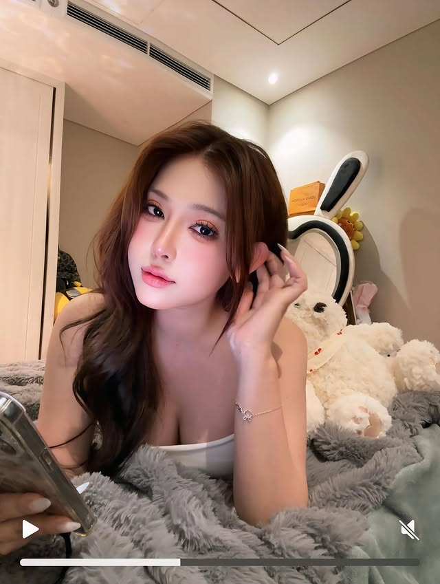 Thêm một hot TikToker đu trend "váy xanh", video vừa đăng tải đạt 2 triệu view đầy ấn tượng- Ảnh 1.