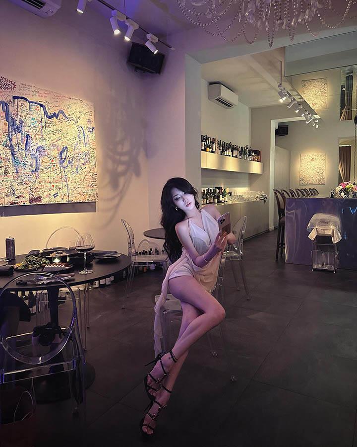 Vào “vibe” công chúa nữ tính, cô nàng vẫn khoe dáng “đồng hồ cát” cực chuẩn- Ảnh 9. Vào “vibe” công chúa nữ tính, cô nàng vẫn khoe dáng “đồng hồ cát” cực chuẩn- Ảnh 9.