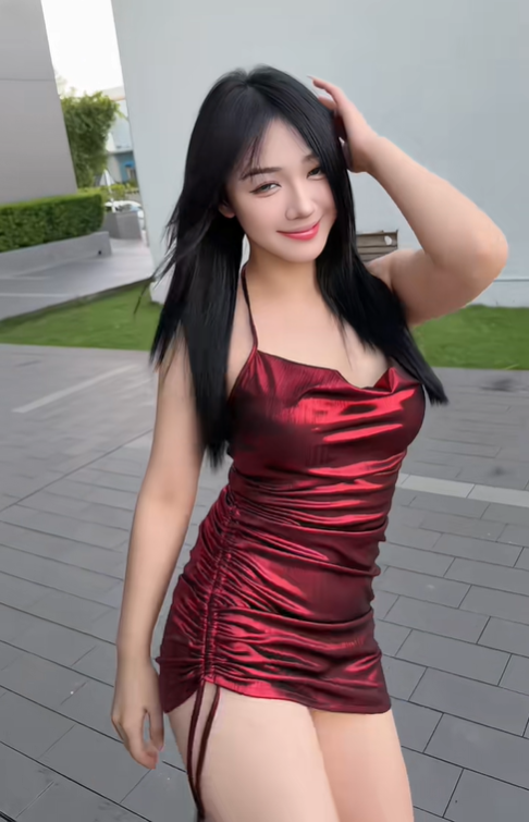 Ngược trend "váy xanh", Trần Hà Linh chơi hẳn "váy đỏ" khiến người xem mê mệt- Ảnh 4. Ngược trend "váy xanh", Trần Hà Linh chơi hẳn "váy đỏ" khiến người xem mê mệt- Ảnh 4.