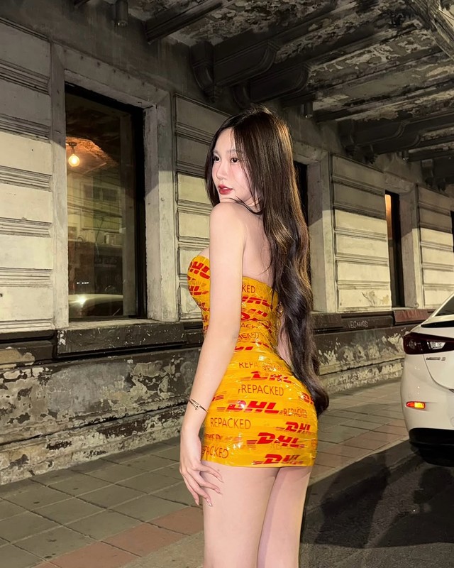 Đu trend váy băng keo muộn, hot girl triệu follow vẫn gây 