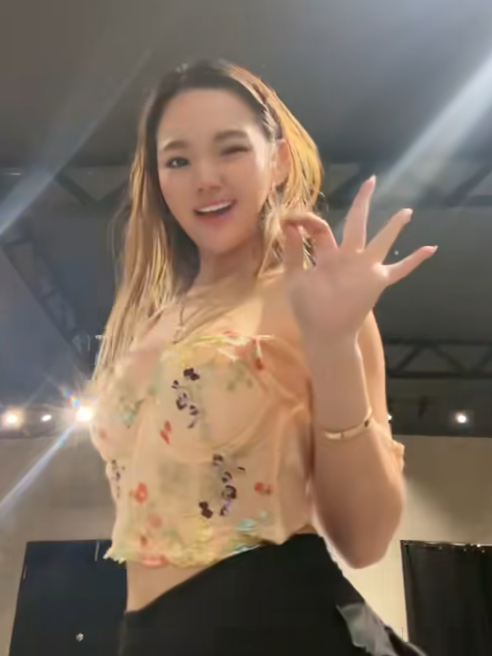 Đứng trước gương nhảy TikTok, nữ streamer xinh đẹp để lộ "hậu trường" muốn ngắm mãi không thôi!- Ảnh 6.