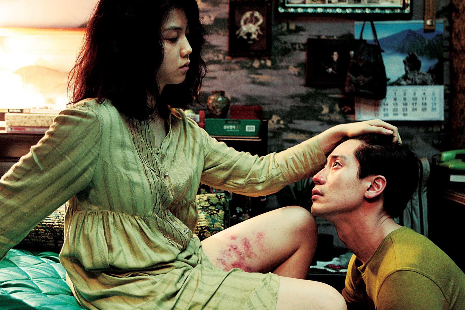 Phim 18+ Hàn Quốc bị chỉ trích nặng nề: Nữ chính 22 tuổi gây sốc toàn châu Á vì cảnh nóng thật- Ảnh 4. Phim 18+ Hàn Quốc bị chỉ trích nặng nề: Nữ chính 22 tuổi gây sốc toàn châu Á vì cảnh nóng thật- Ảnh 4.