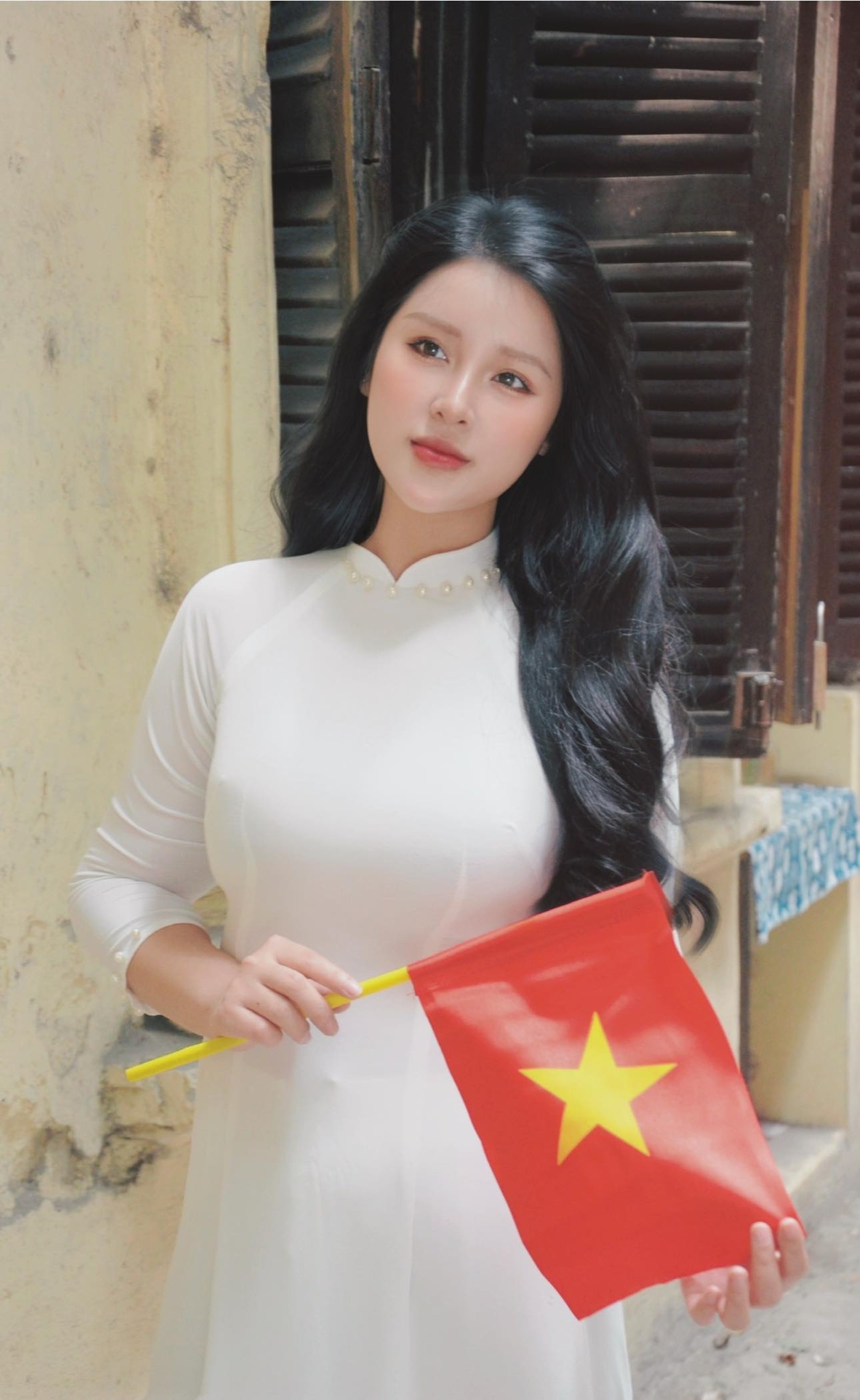 Cô giáo hot girl rạng rỡ trong tà áo dài mừng Đại lễ 30/4- Ảnh 1. Cô giáo hot girl rạng rỡ trong tà áo dài mừng Đại lễ 30/4- Ảnh 1.