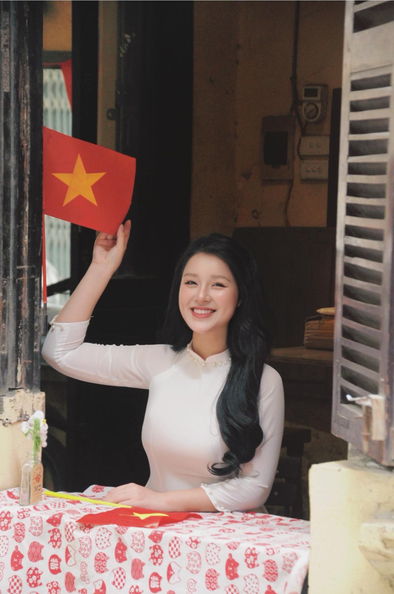 Cô giáo hot girl rạng rỡ trong tà áo dài mừng Đại lễ 30/4- Ảnh 2. Cô giáo hot girl rạng rỡ trong tà áo dài mừng Đại lễ 30/4- Ảnh 2.