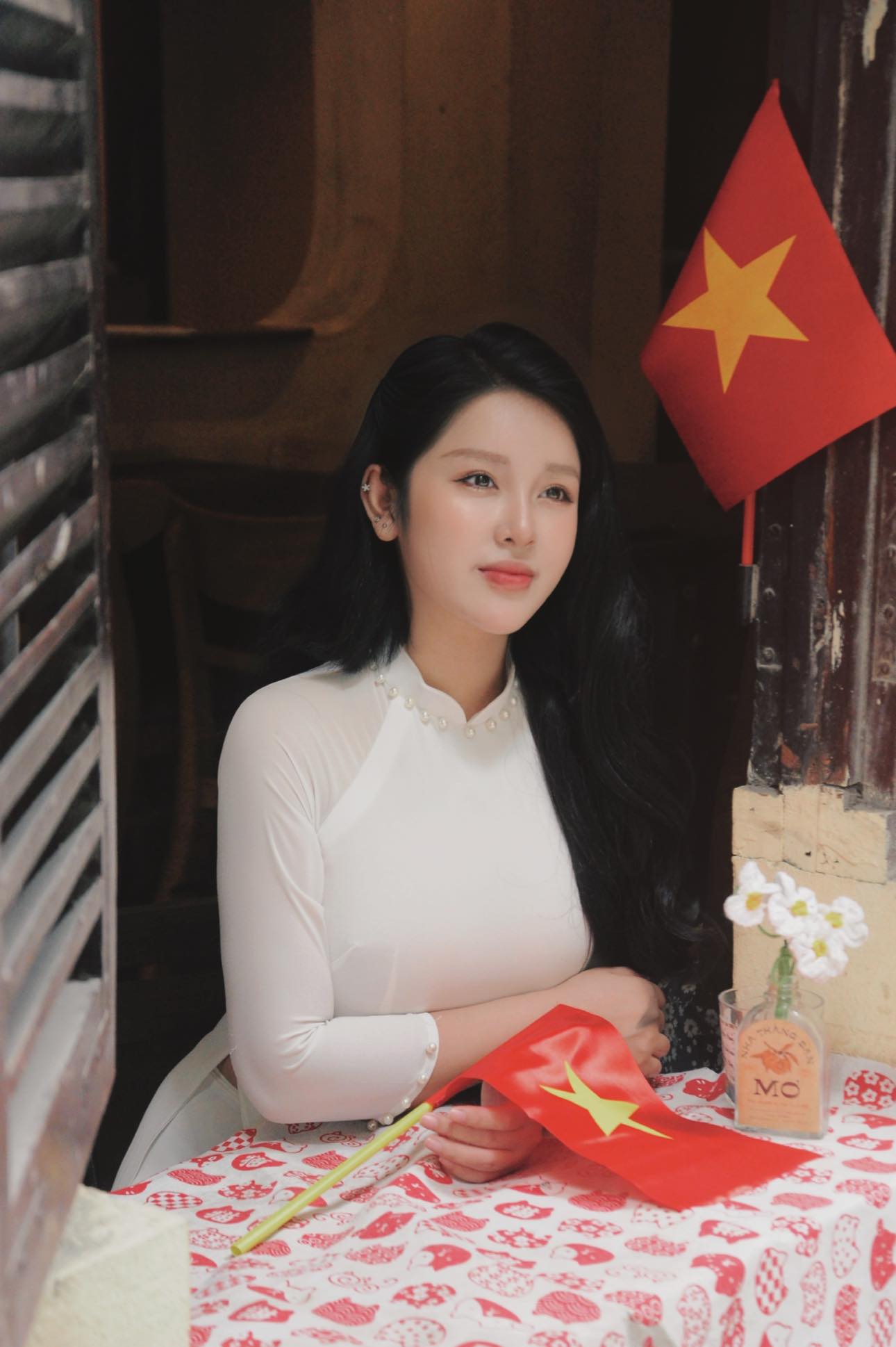 Cô giáo hot girl rạng rỡ trong tà áo dài mừng Đại lễ 30/4- Ảnh 3. Cô giáo hot girl rạng rỡ trong tà áo dài mừng Đại lễ 30/4- Ảnh 3.