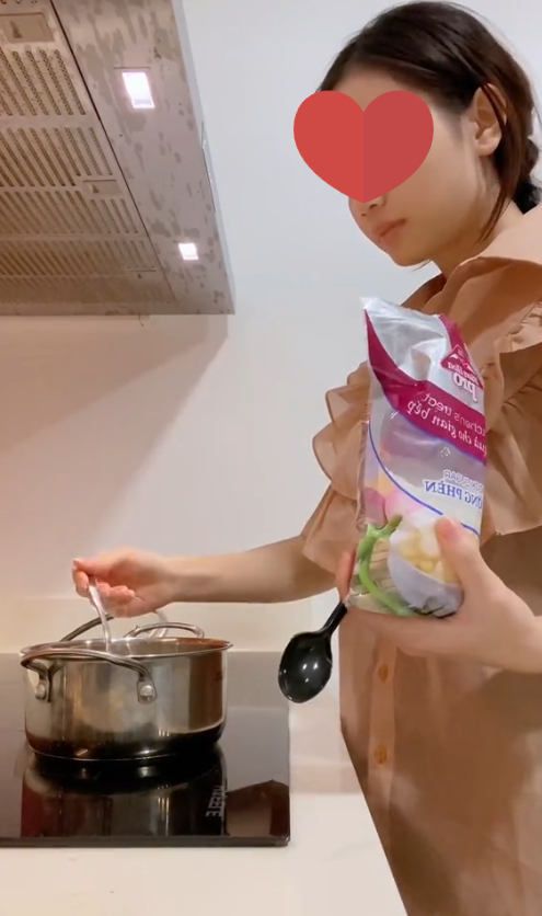 Nữ trợ lý dính drama trong lùm xùm của sếp V Nữ trợ lý dính drama trong lùm xùm của sếp V