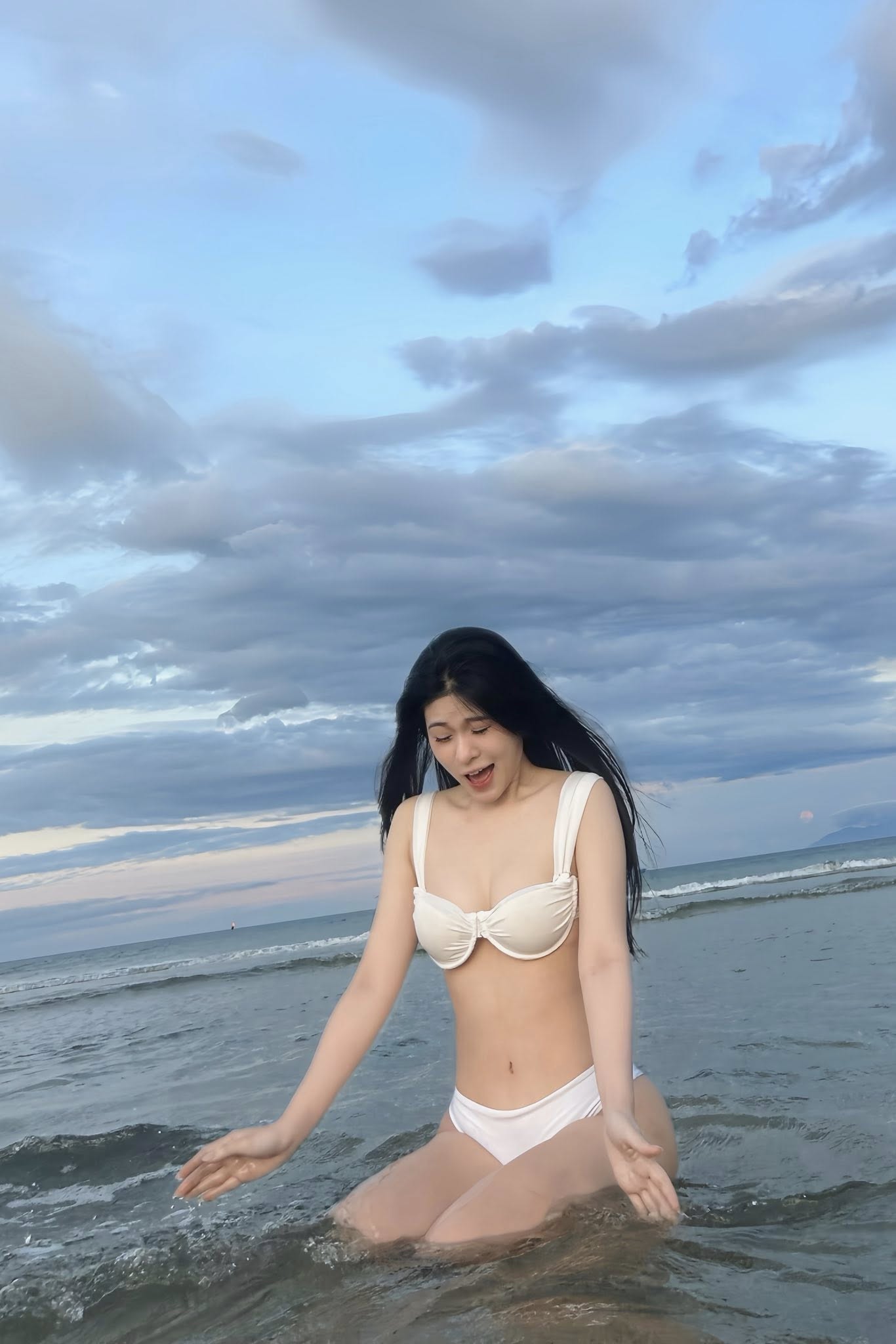 Another sexy female MC joins the bikini race, wearing such revealing outfits for the first time! 5 MC Kim Ngân in a bikini