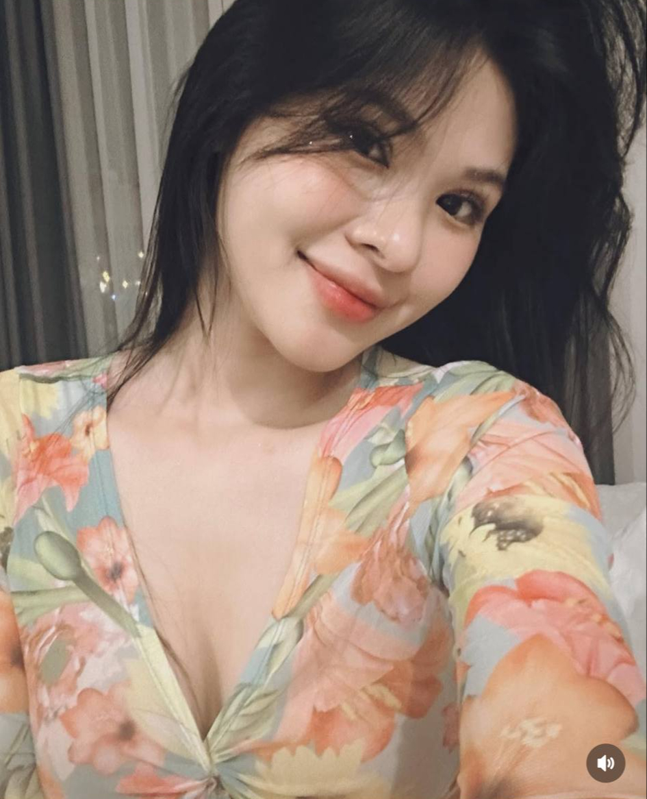 Another sexy female MC joins the bikini race, wearing such revealing outfits for the first time! 2 MC Kim Ngân in a bikini