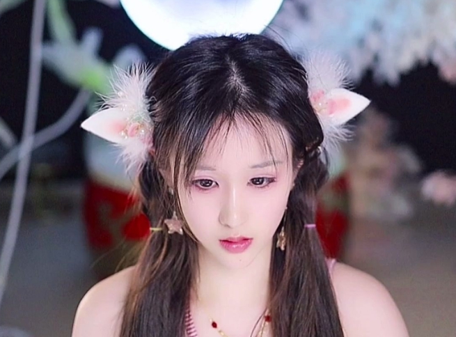 Nữ streamer vô tư thể hiện tài Nữ streamer vô tư thể hiện tài