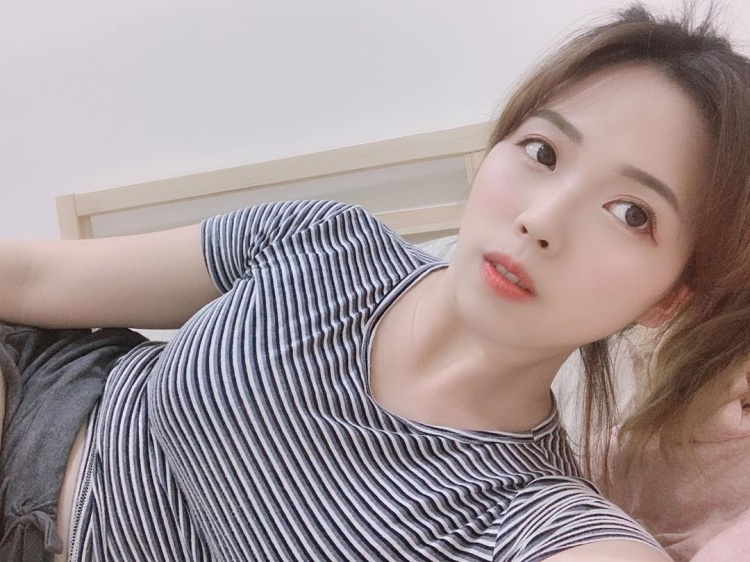 Chỉ nằm ngủ cùng mèo cưng trên sóng, nữ streamer gợi cảm vẫn thu hút hàng nghìn người theo dõi, không thể rời mắt- Ảnh 1.