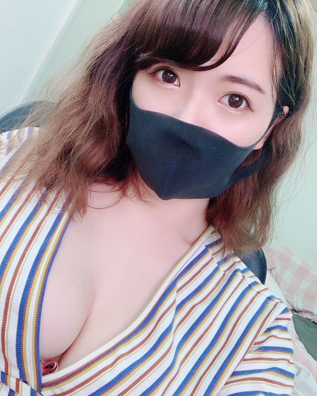Chỉ nằm ngủ cùng mèo cưng trên sóng, nữ streamer gợi cảm vẫn thu hút hàng nghìn người theo dõi, không thể rời mắt- Ảnh 5.