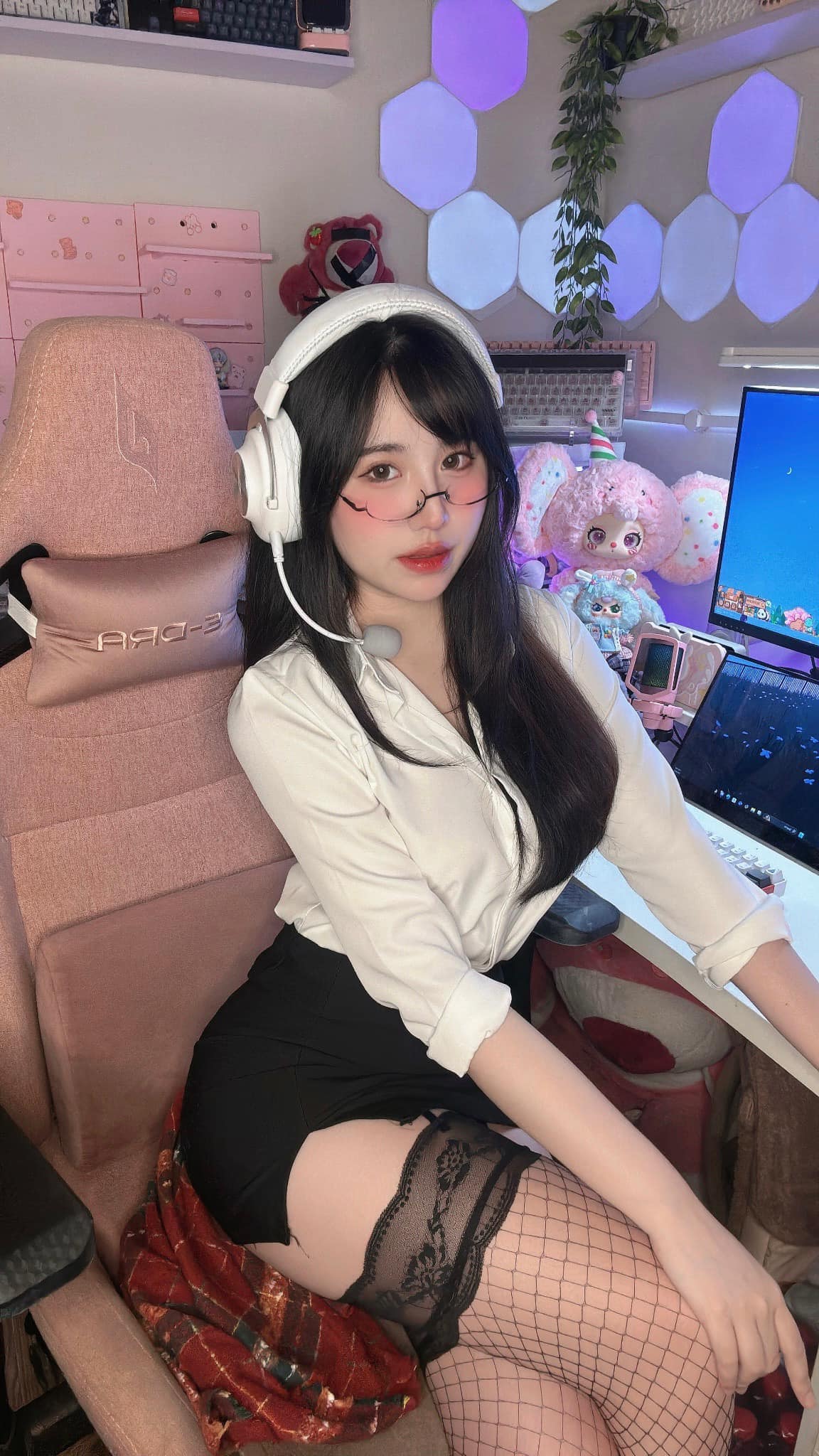 Chỉ làm content khoe góc gaming, nữ streamer vẫn gặt tương tác cực Chỉ làm content khoe góc gaming, nữ streamer vẫn gặt tương tác cực