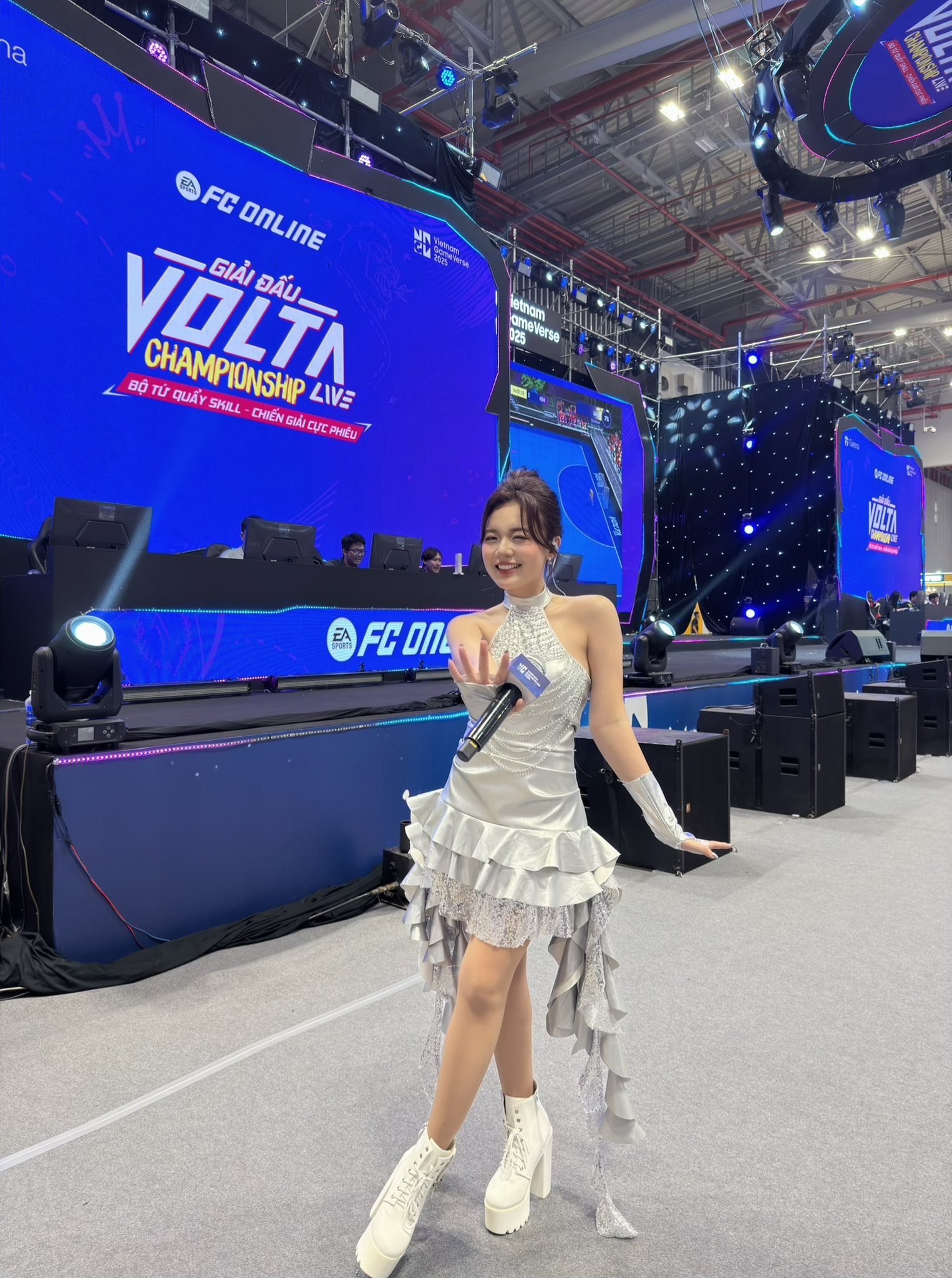MC hot nhất Liên Quân xúng xính tại Vietnam GameVerse 2025, được MC hot nhất Liên Quân xúng xính tại Vietnam GameVerse 2025, được