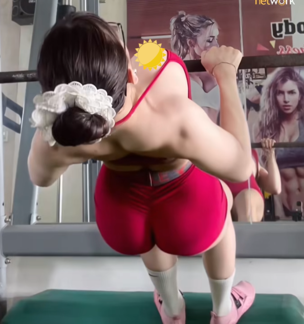Đặt góc máy nhạy cảm, nữ PT gym nhận ý kiến trái chiều- Ảnh 1. Đặt góc máy nhạy cảm, nữ PT gym nhận ý kiến trái chiều- Ảnh 1.