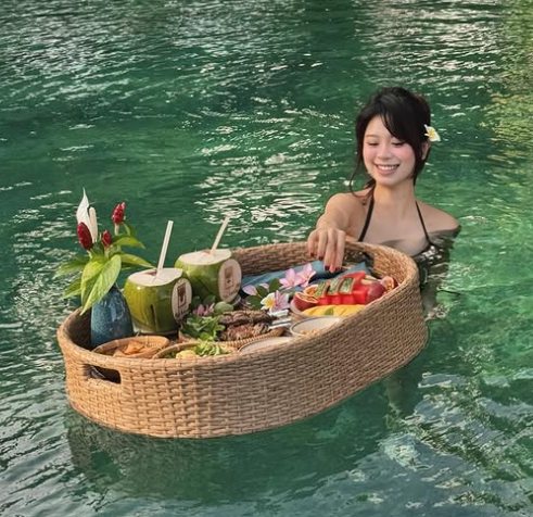 Hàn Hằng khoe bộ nhận diện Hàn Hằng khoe bộ nhận diện