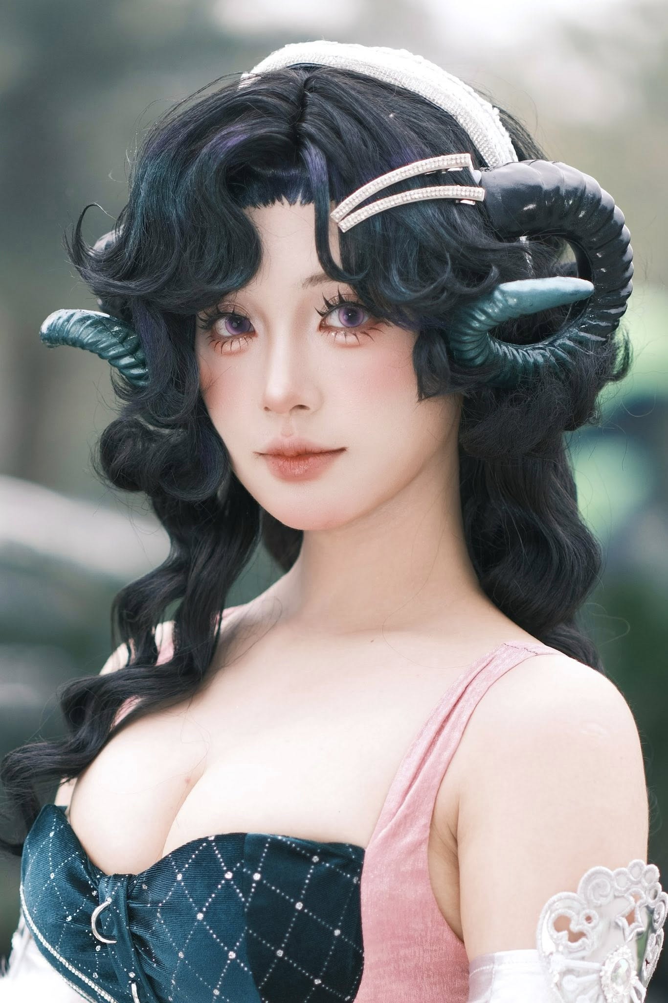 Female cosplayer zooms in on makeup removal moment, natural face still captivates male fans 6 Coser's makeup-free moment left fans in awe.