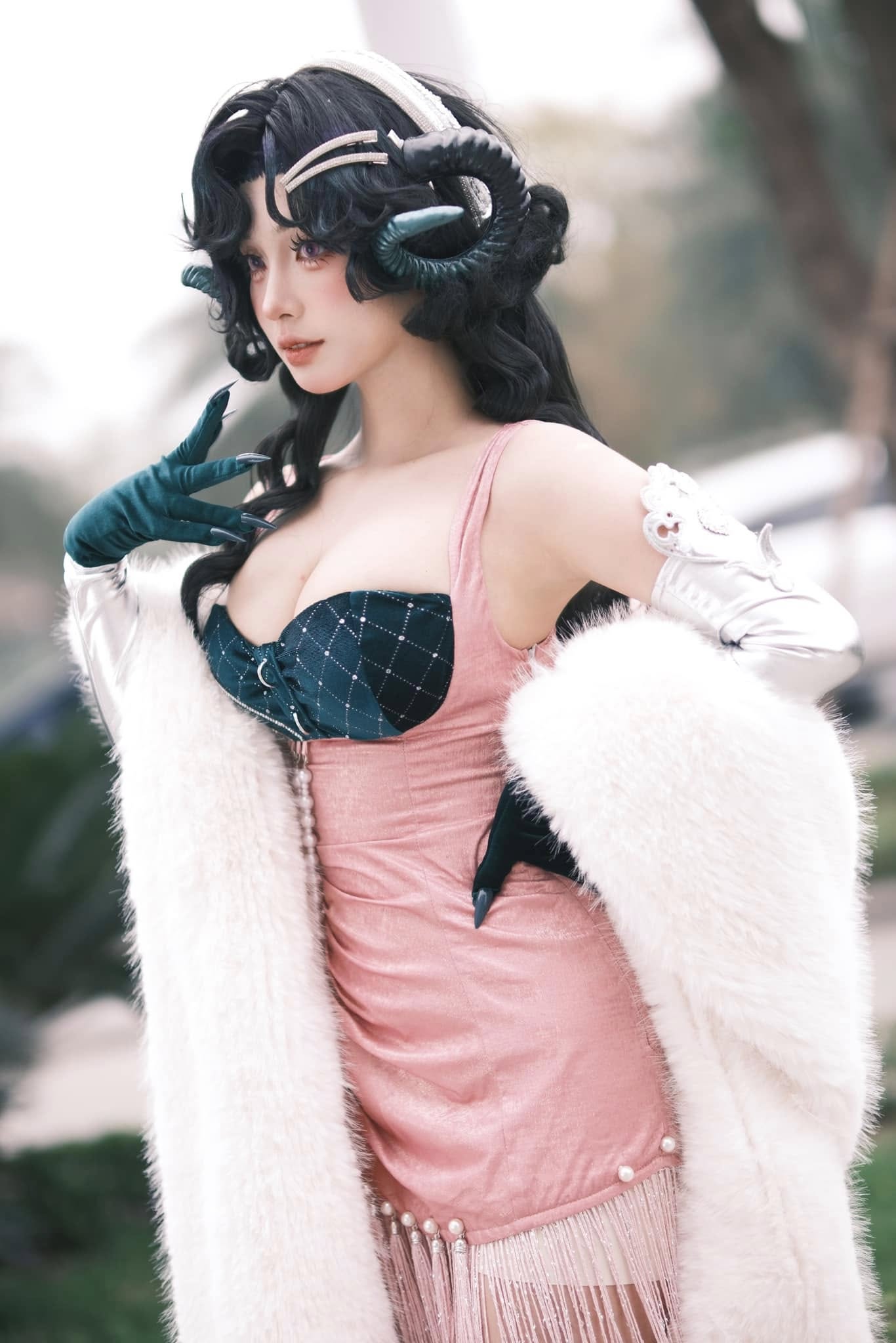 Female cosplayer zooms in on makeup removal moment, natural face still captivates male fans 3 Coser's makeup-free moment left fans in awe.