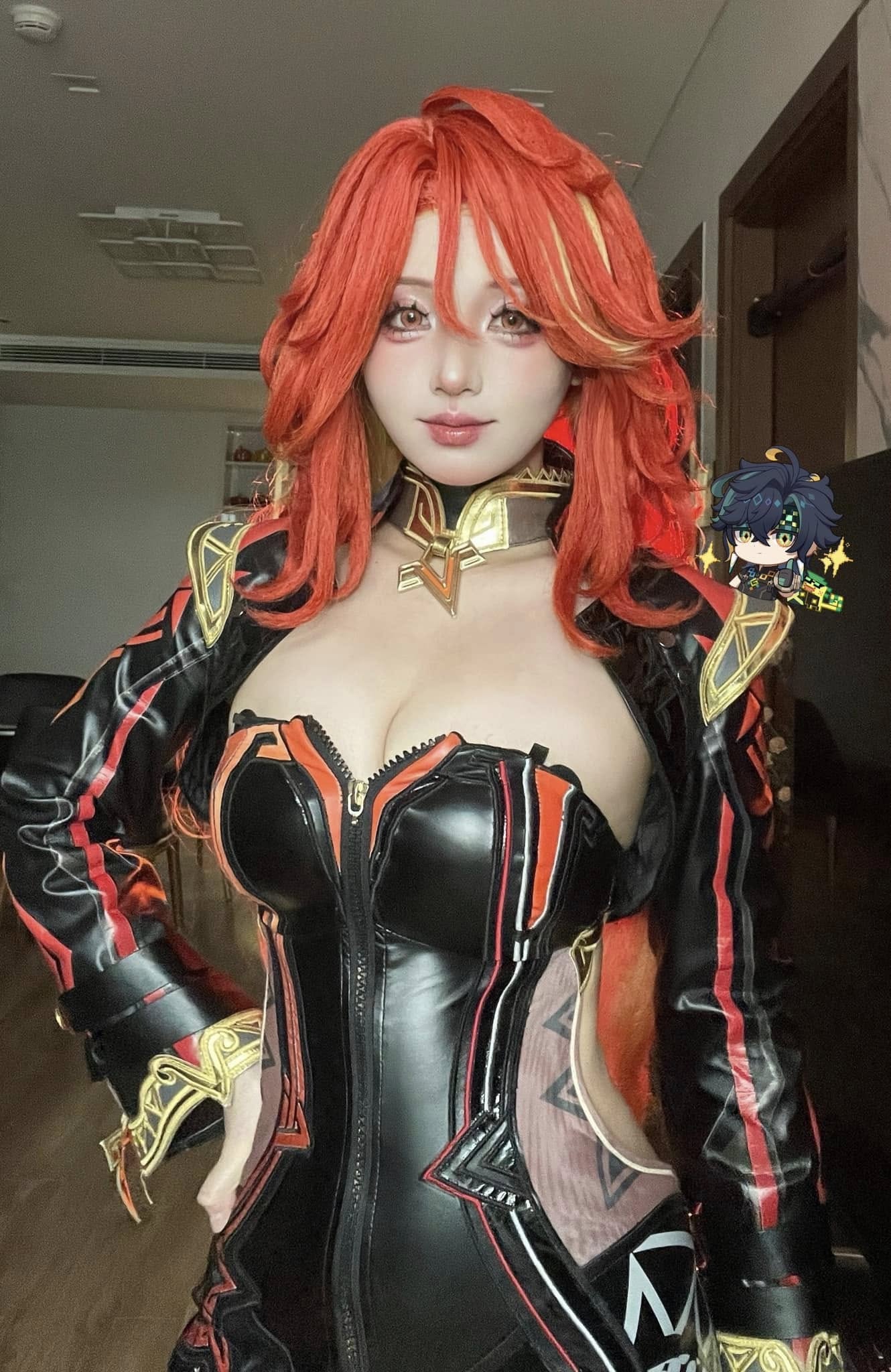 Female cosplayer zooms in on makeup removal moment, natural face still captivates male fans 2 Coser's makeup-free moment left fans in awe.