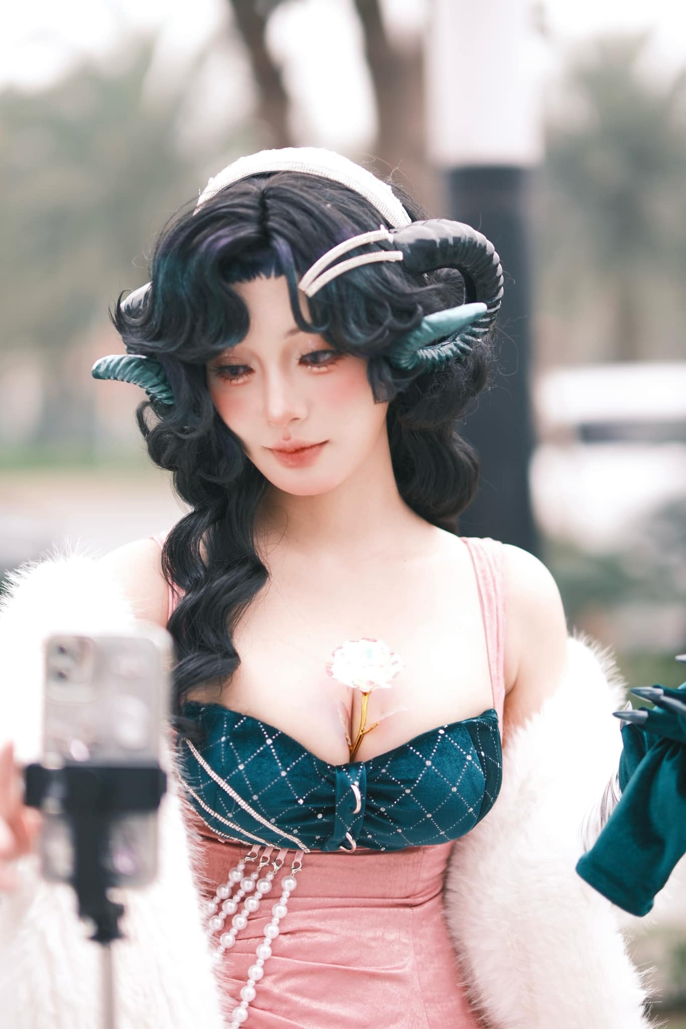 Female cosplayer zooms in on makeup removal moment, natural face still captivates male fans 5 Coser's makeup-free moment left fans in awe.