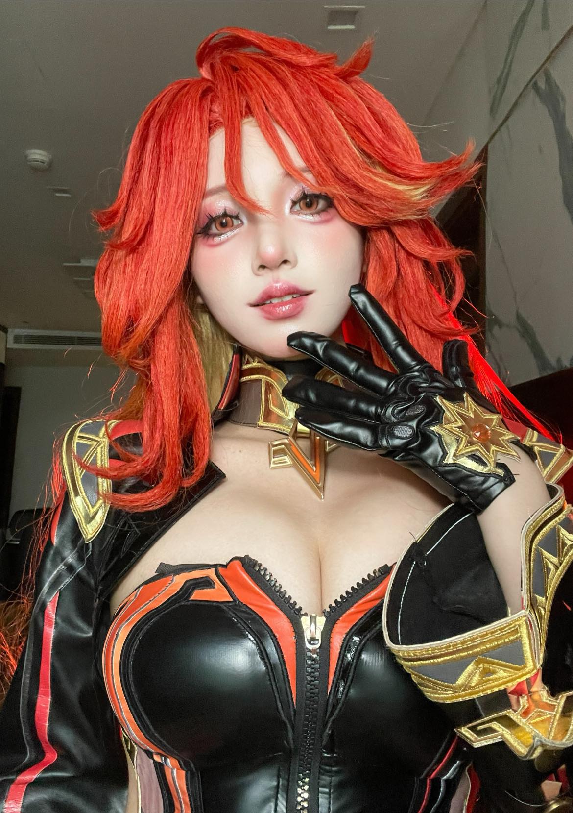 Female cosplayer zooms in on makeup removal moment, natural face still captivates male fans 1 Coser's makeup-free moment left fans in awe.