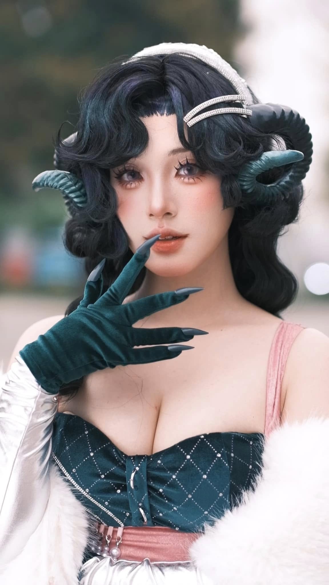 Female cosplayer zooms in on makeup removal moment, natural face still captivates male fans 4 Coser's makeup-free moment left fans in awe.
