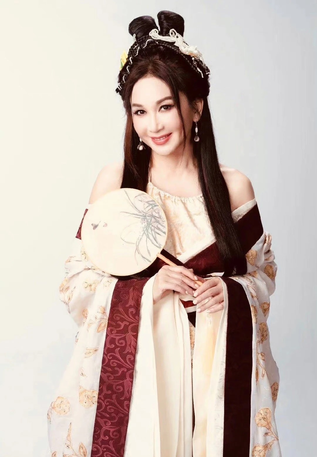 20 years later, On Bich Ha remains a prominent figure in the entertainment industry Năng hồ ly đãp nhất Trung Quốc: 25 năm không có đối thủ, trễ mại không già nhờ làm 1 việc khô tin- Ảnh 3.