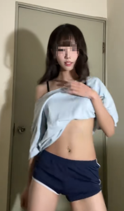 Trending with a slim waist, the girl’s inappropriate actions receive a backlash 1 Trend of flaunting slim waists, beautiful girls engage in provocative behavior
