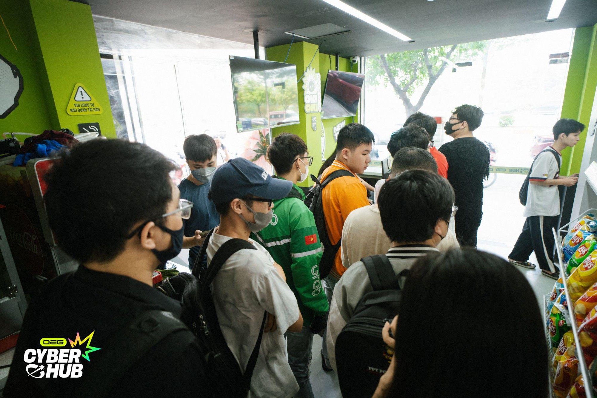 A vibrant gaming atmosphere at OEG Cyber Hub, showcasing the new experience space. A bustling gaming atmosphere at OEG Cyber Hub's third venue.
