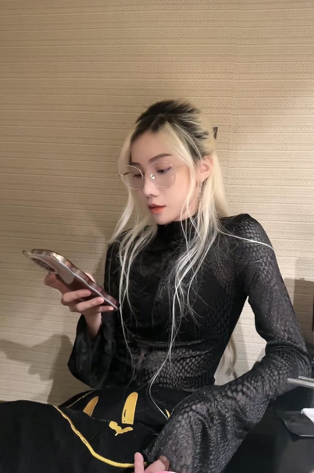 Nữ streamer cá tính, từng bị khán giả quay lưng bởi lùm xùm đời tư, bất ngờ đăng đàn tâm thư Nữ streamer cá tính, từng bị khán giả quay lưng bởi lùm xùm đời tư, bất ngờ đăng đàn tâm thư