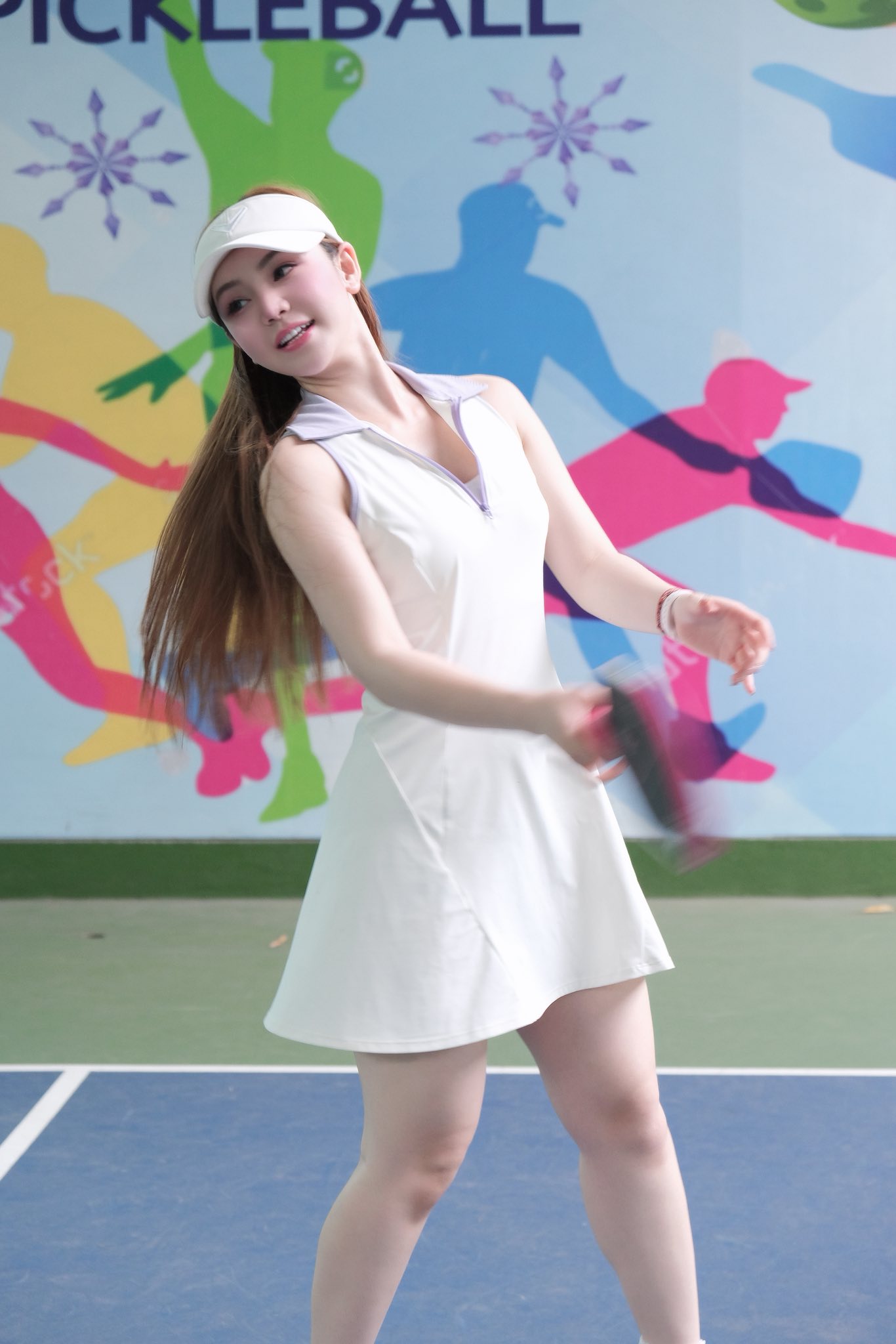 Hot girl sân pickleball diện áo ngủ hờ hững, đăng 