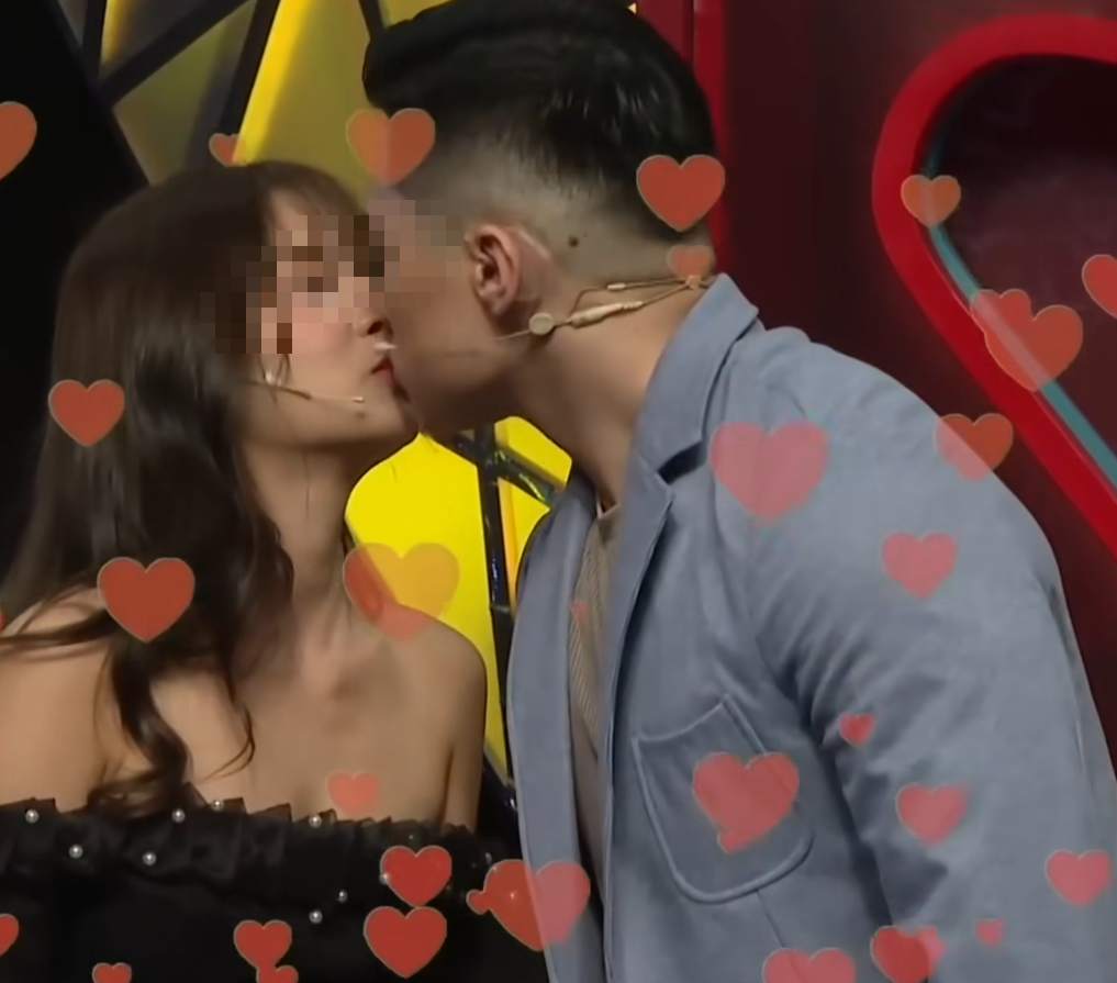 Lần đầu gặp đàng trai, cô gái đòi có hành động cực bạo ngay trên sóng truyền hình- Ảnh 4. Lần đầu gặp đàng trai, cô gái đòi có hành động cực bạo ngay trên sóng truyền hình- Ảnh 4.