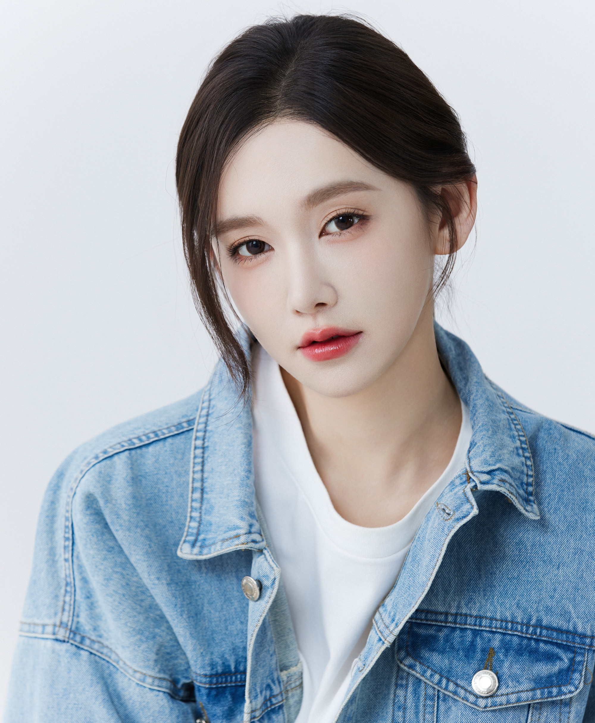 She has won multiple awards for her roles in short films. Which movie is at the top of the box office, for 3 years no face has been as hot as Li Mo Chen.