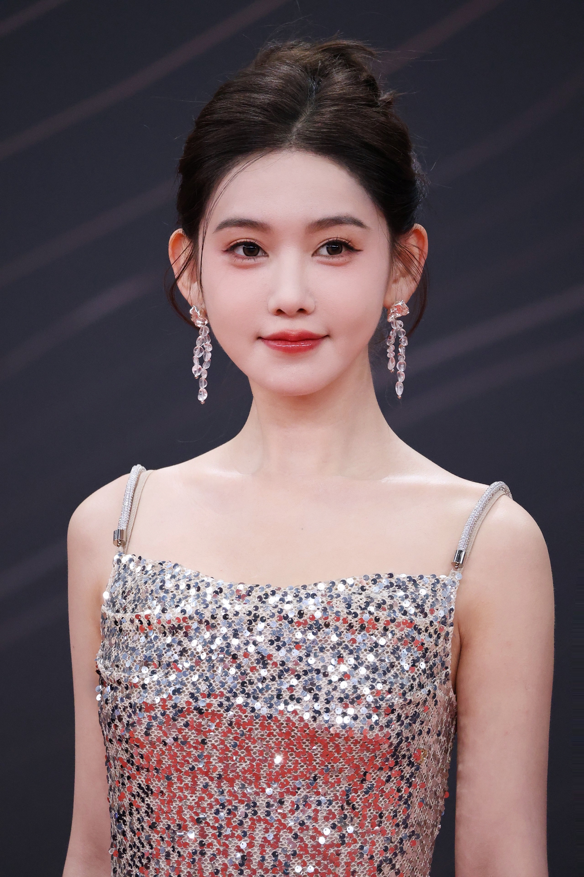 The beauty starred in the top movie, dominating for 3 years without rivals thanks to her stunning looks 1 Which movie is at the top of the box office, for 3 years no face has been as hot as Li Mo Chen.