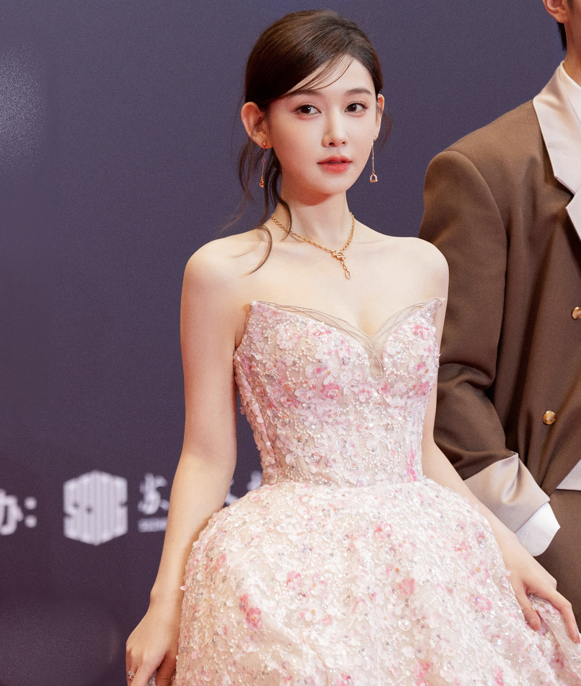 Therefore, Li Mo Chen wants to balance her roles between traditional dramas and short films to create opportunities for winning major awards. Which movie is at the top of the box office, for 3 years no face has been as hot as Li Mo Chen.