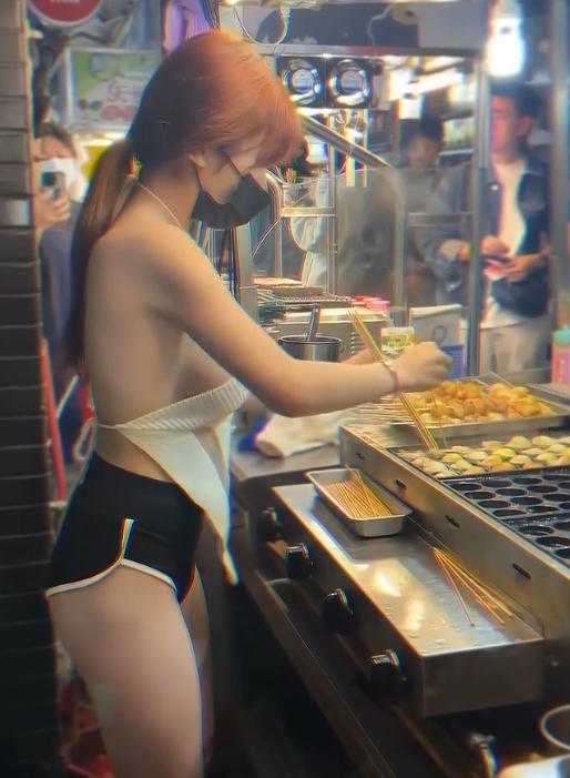 Diện đồ kiệm vải bán hàng ở chợ đêm, cô gái thu hút sự chú ý- Ảnh 2. Diện đồ kiệm vải bán hàng ở chợ đêm, cô gái thu hút sự chú ý- Ảnh 2.