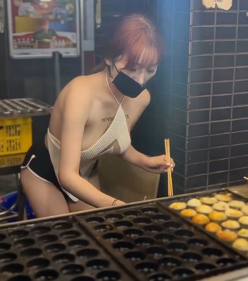 Diện đồ kiệm vải bán hàng ở chợ đêm, cô gái thu hút sự chú ý- Ảnh 1. Diện đồ kiệm vải bán hàng ở chợ đêm, cô gái thu hút sự chú ý- Ảnh 1.