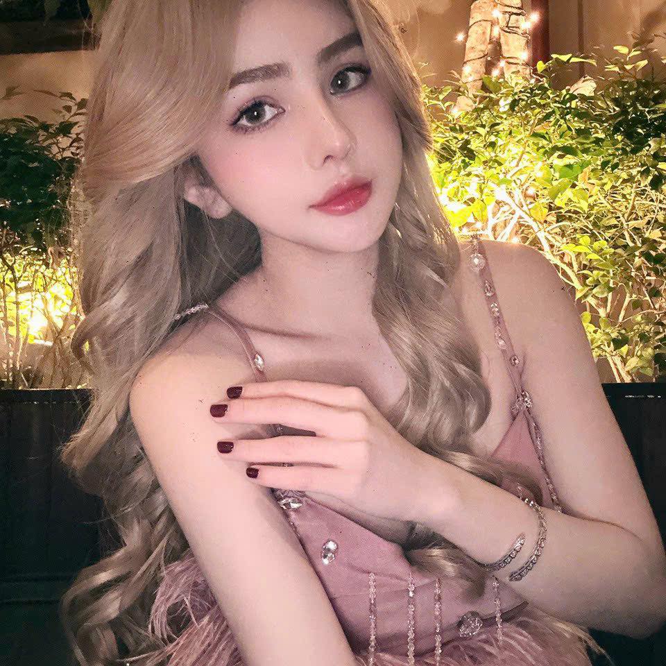 Cận cảnh nhan sắc cô gái được đánh giá là bản sao của Ngân 98, gợi cảm không kém hot girl mạng- Ảnh 1. Cận cảnh nhan sắc cô gái được đánh giá là bản sao của Ngân 98, gợi cảm không kém hot girl mạng- Ảnh 1.