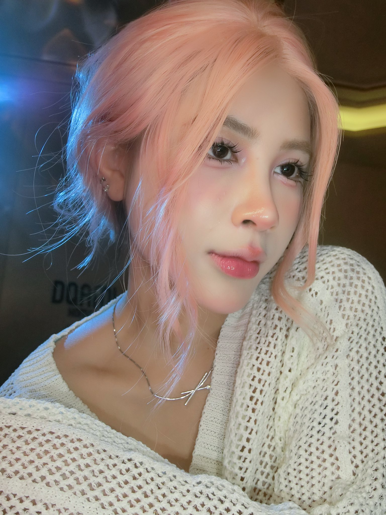 Chẳng diện đồ hở bạo, nữ streamer vẫn khiến fan nam ngẩn ngơ, ví như Seraphine đời thực- Ảnh 7.